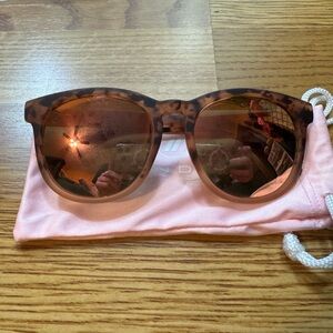 Stylish Tortoise Sunglasses with Pink Pouch